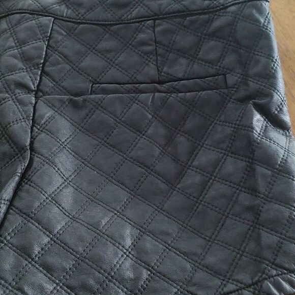 Forever 21 black faux leather quilted shorts Sz M - Picture 4 of 6